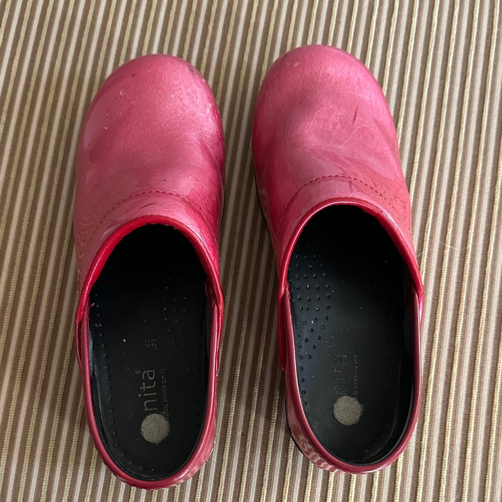 Sanita Shiny Pink Clogs - Picture 4 of 6